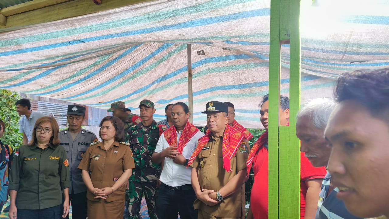 IMG-20250409-WA0028 Ketua PPM LVRI Maha Sendi Milala Bersama Bupati Karo Serahkan Kunci Rumah Kepada Masyarakat Penerima Bedah Rumah , Deempatbelas.com