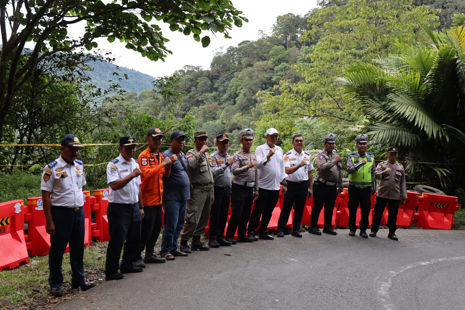 Kolaborasi Dishub Sumut, Langkat dan Polres Binjai Pasang Pembatas Jalan dan Rumbles Strip di Lokasi Rawan Kecelakaan, Deempatbelas.com