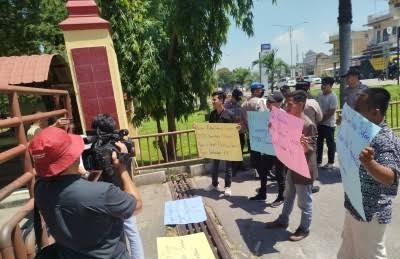 Unjuk Rasa di Polda Sumut, Masa Desak Tangkap Anggota DPRD Sumut FA Atas Dugaan Kasus Kekerasan Seksual Karyawati Bank , Deempatbelas.com