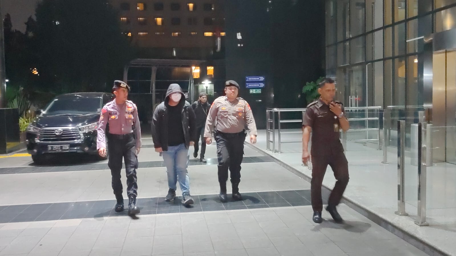 Enam Orang Yang Terjaring OTT Tiba Digedung Merah Putih KPK, Deempatbelas.com