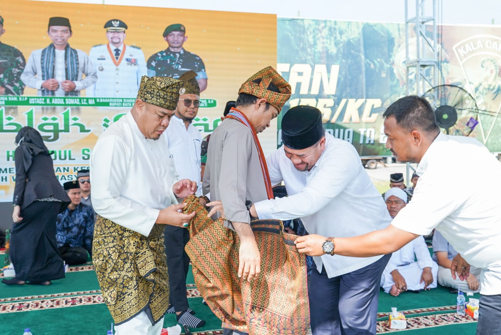 Turut Mendoakan Keselamatan Prajurit TNI Yonif 126 Yang Bertugas di Papua, Bupati Batu Bara Hadiri Tabligh Akbar Bersama UAS, Deempatbelas.com