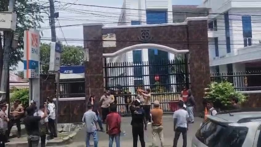 Unjuk Rasa Desak Kejatisu Tetapkan Tersangka D.L, Dr.F dan M.S Atas Kasus Korupsi APD Covid19, dan Periksa Dua Oknum Jaksa Inisial E dan DS Diduga Terima Suap, Deempatbelas.com