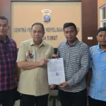 RESES KE BELAWAN, MOBIL ANGGOTA DPRD SUMUT DILEMPARI BATU