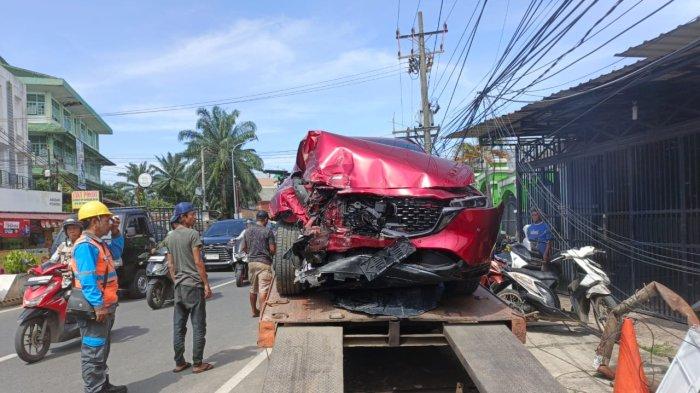 Mobil Mewah Tumbangkan Tiang Listrik di Johor, Deempatbelas.com