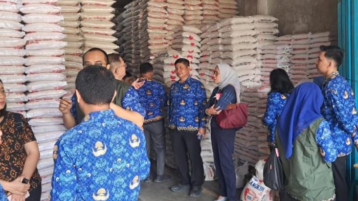 Razia Beras Oplosan di Pasar Sukaramai dan Irian Plaza, Deempatbelas.com