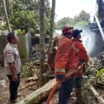 LAGI ASYIK BAKAR-BAKAR SAMPAH, EH RUMAHNYA NYARIS IKUT TERBAKAR