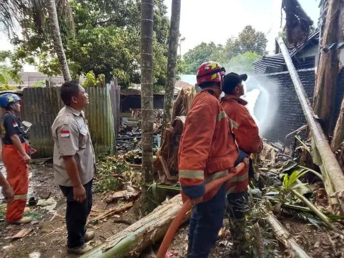Lagi Asyik Bakar-Bakar Sampah, Eh Rumahnya Nyaris Ikut Terbakar, Deempatbelas.com
