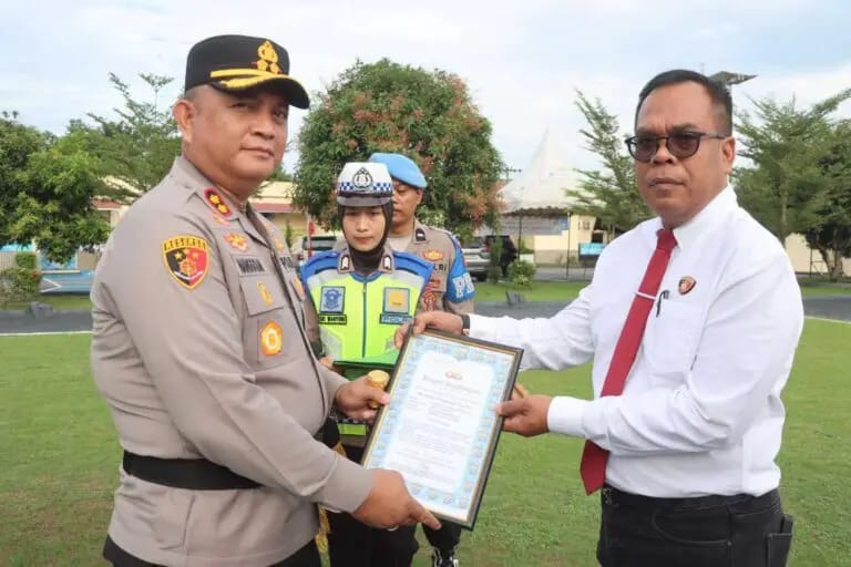 Kapolres Batubara Berikan Penghargaan Kepada Puluhan Personil Yang Berprestasi , Deempatbelas.com