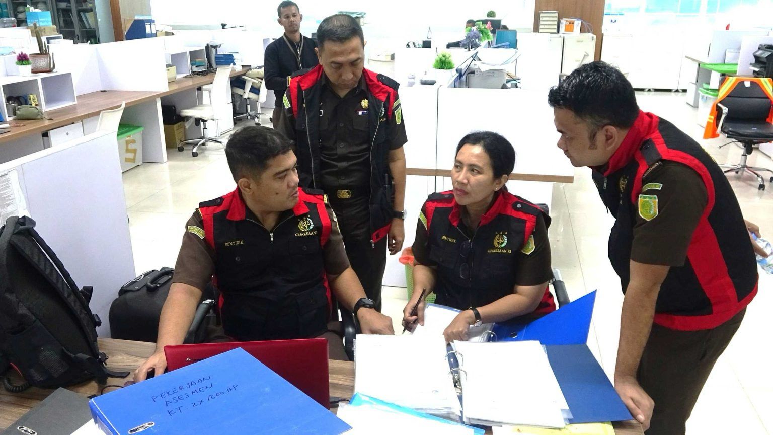 Gedung Pelindo I Belawan di Gledah Tim Penyidik Kejati Sumut, Terkait Dugaan Korupsi Pengadaan 2 Unit Kapal Ratusan Milyar, Deempatbelas.com