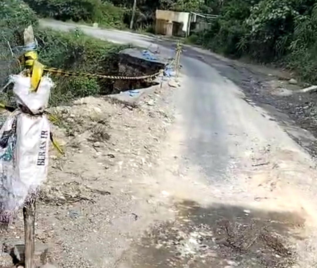 Plat Besi di Jalan Lintas Menuju Kuta Cane Hilang Dicuri Kawanan Maling, Deempatbelas.com