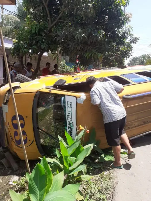 Angkot di Namorambe Terguling, Satu Penumpang Tewas, Deempatbelas.com