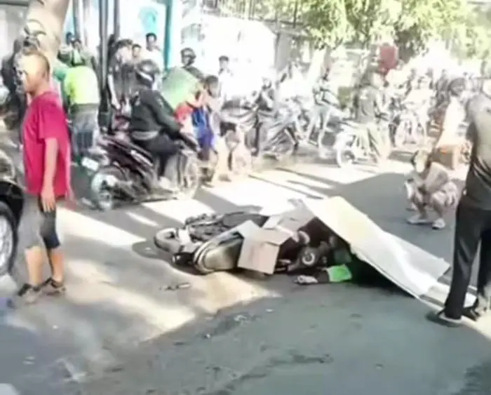 Jemput Orderan, Pengemudi Ojol Tewas Dilindas Mobil, Deempatbelas.com