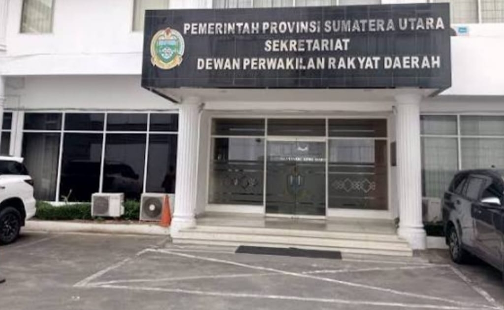 Staf DPRD Sumut Ganti Nama Pramu Ruang Mirip “LC”, Sekwan Bungkam, Deempatbelas.com