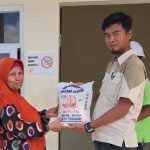 PT SAS SALURKAN 85 PAKET BERAS UNTUK WARGA DESA TANJUNG GADING