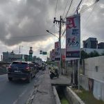 SATPOL PP DIDESAK  TERTIBKAN MINI BILBOARD ILEGAL IKLAN ROKOK TERNAMA DI JALAN GURU PATIMPUS MEDAN