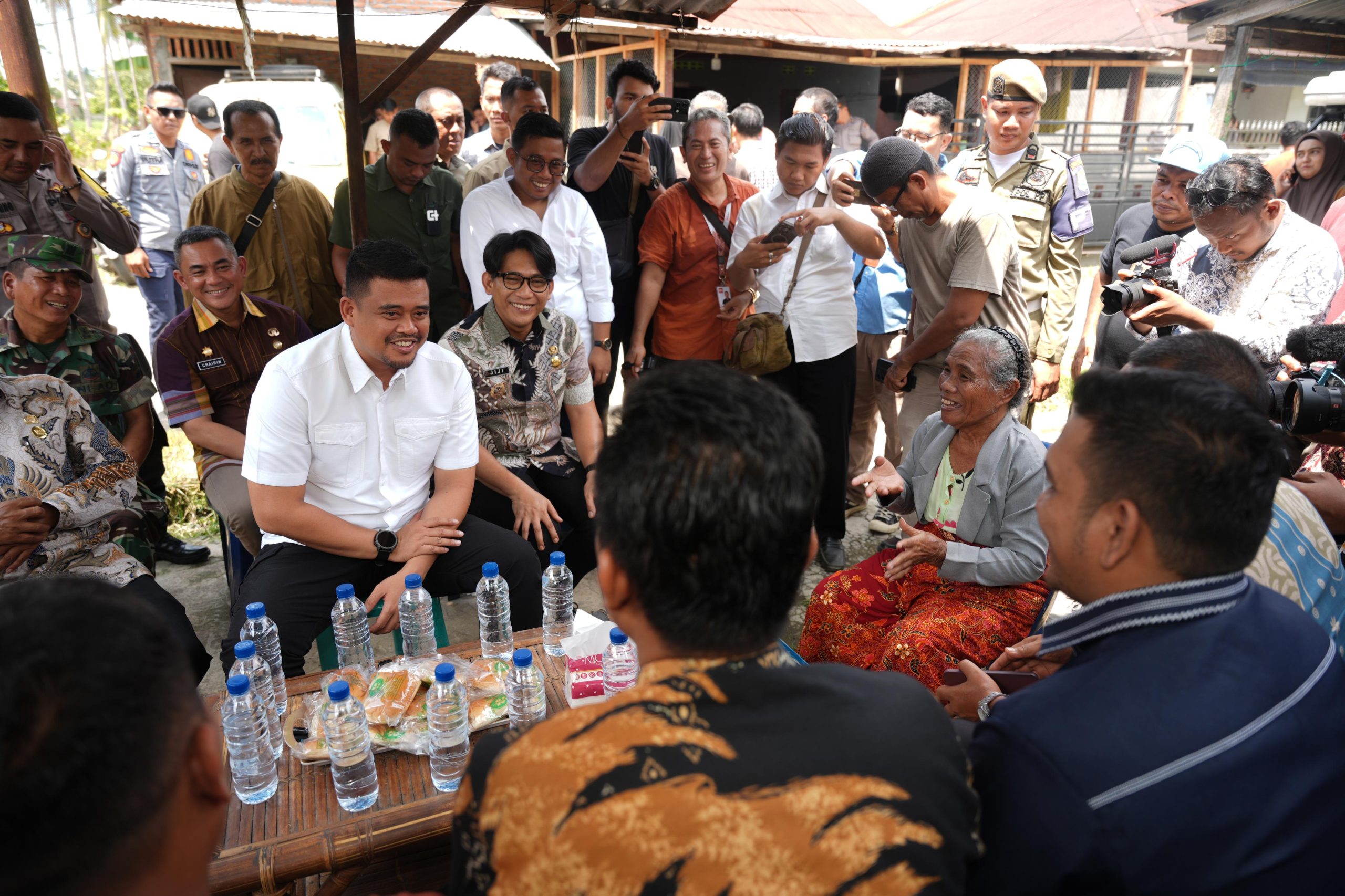 Gubernur Bobby Jenguk Guru Yang Dilaporkan Ortu Siswa di Kutalimbaru, Deempatbelas.com