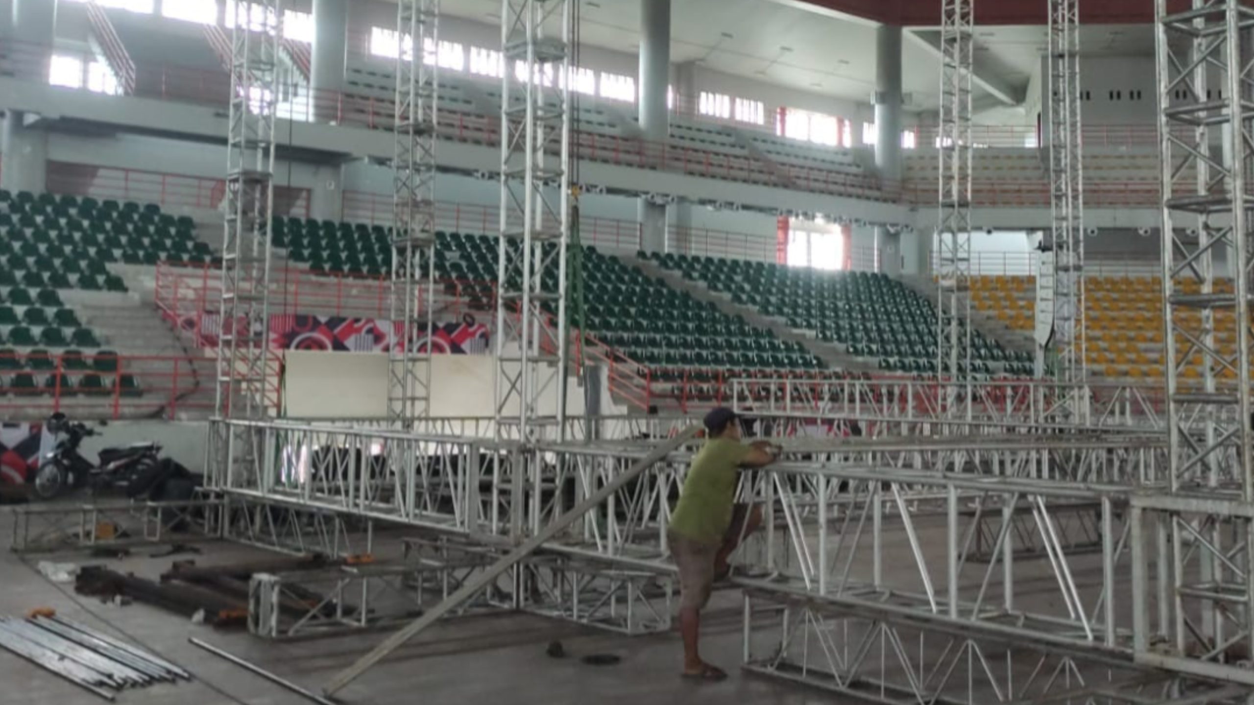 2025110616425077 Persiapan Konser Akbar di GSG Pemprovsu Diduga Abai K3, Dispora Sumut Cuci Tangan, Deempatbelas.com