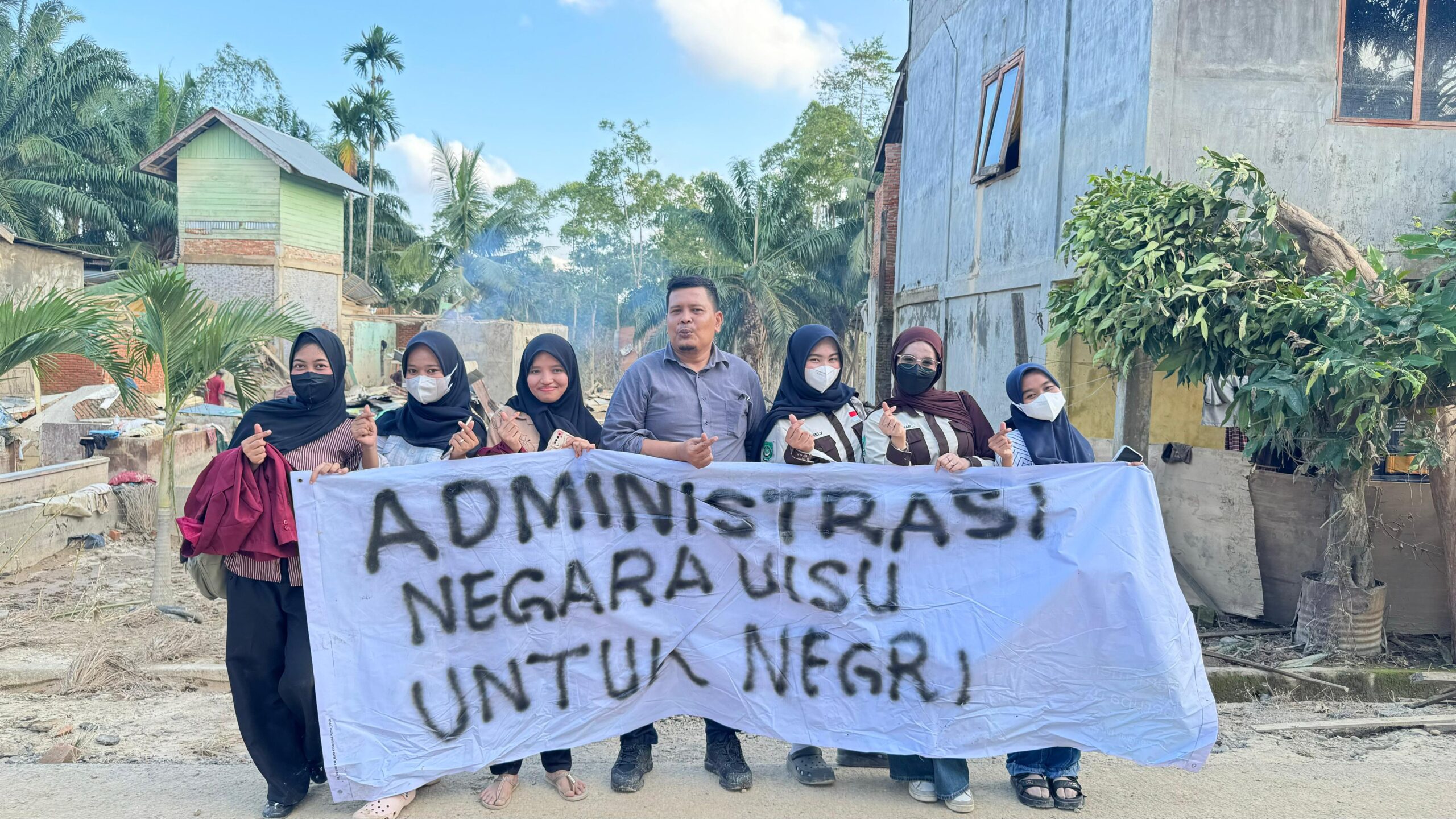RELAWAN FISIP UISU UNTUK NEGERI TURUN LANGSUNG BANTU KORBAN BANJIR BANDANG DI ACEH TAMIANG RELAWAN FISIP UISU UNTUK NEGERI TURUN LANGSUNG BANTU KORBAN BANJIR BANDANG DI ACEH TAMIANG
