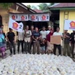 DITEGAH JALAN PUTUS, EDY ASARUDDIN ANGGOTA DPRA DARI GRINDRA SALURKAN BANTUAN KORBAN BANJIR TEROBOS JALUR LAUT