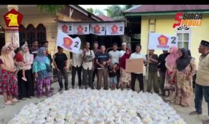 DITEGAH JALAN PUTUS, EDY ASARUDDIN ANGGOTA DPRA DARI GRINDRA SALURKAN BANTUAN KORBAN BANJIR TEROBOS JALUR LAUT