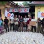 DITEGAH JALAN PUTUS, EDY ASARUDDIN ANGGOTA DPRA DARI GRINDRA SALURKAN BANTUAN KORBAN BANJIR TEROBOS JALUR LAUT