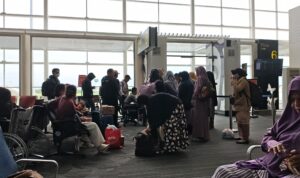 PESAWAT SUPER JET AIR TUJUAN JAKARTA TERTUNDA BERJAM-JAM, PENUMPANG MENGELUH DIRUGIKAN