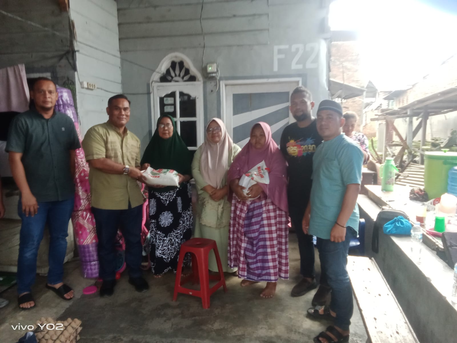 Anggota DPRD Fraksi Nasdem Saiful Bahri Salurkan Bantuan Sembako untuk Korban Kebakaran di Nelayan Indah, Deempatbelas.com