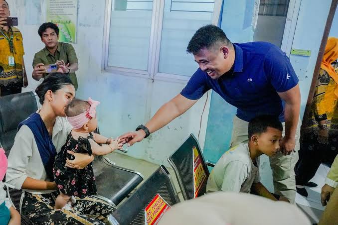 Mengurus Yang Sakit, Menguatkan Yang Lemah; Perjuangan Bobby Berbuah UHC Award, Deempatbelas.com