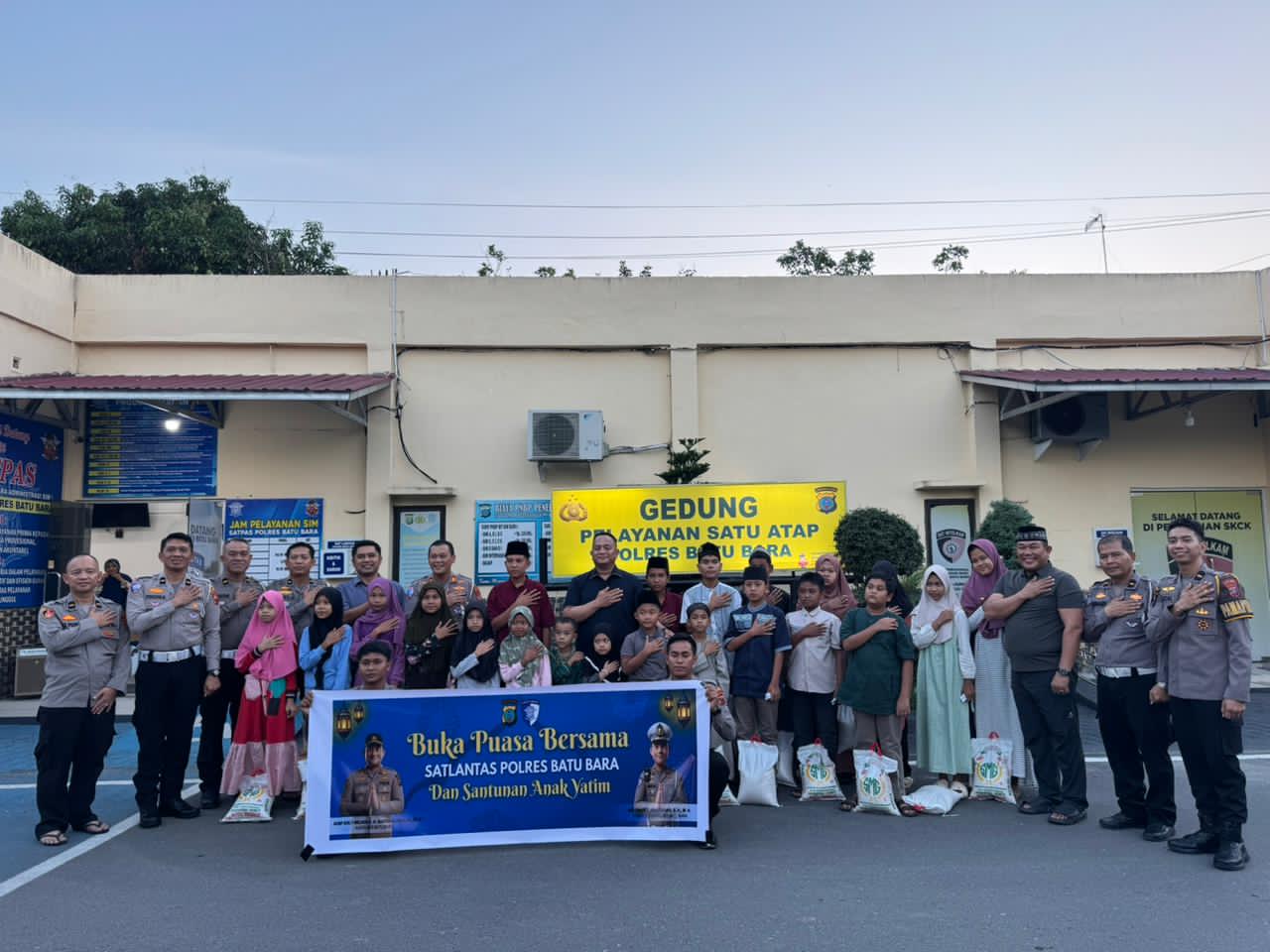 Satlantas Polres Batu Bara Berbagi Berkah Ramadhan, Santuni 20 Anak Yatim, Deempatbelas.com