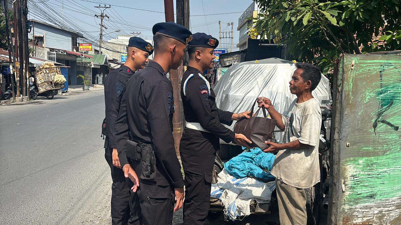 Brimob Hadir Dengan Hati: JUM’AT BERKAH Jadi Bukti Nyata Kepedulian Untuk Masyarakat Medan, Deempatbelas.com