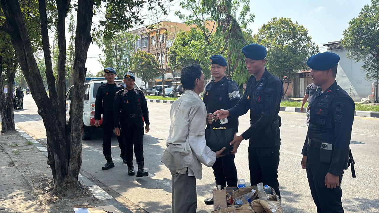 Brimob Hadir Dengan Hati: JUM’AT BERKAH Jadi Bukti Nyata Kepedulian Untuk Masyarakat Medan, Deempatbelas.com