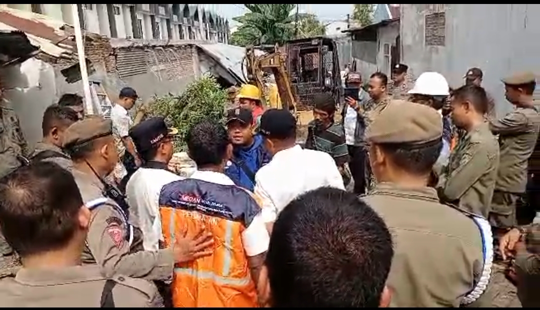 Satpol PP Medan Dinilai Tunjukkan &ldquo;Kebodohan&rdquo; Soal K3, Pembongkaran di Titi Kuning Diduga Langgar UU, Deempatbelas.com