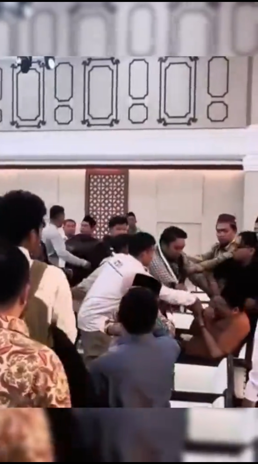 Kericuhan Warnai Pelantikan KA KAMMI Sumut di Kantor Gubernur, Dua Orang Terluka, Deempatbelas.com