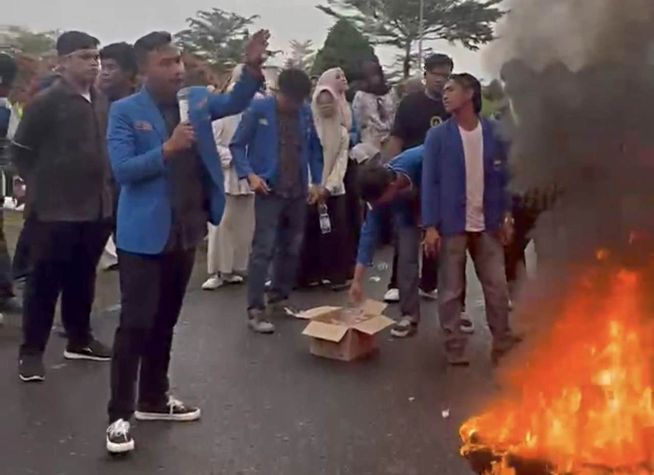 Aksi Refleksi 1 Tahun Kepemimpinan di Tapsel Ricuh, PMII Soroti Sikap Bupati yang Tak Temui Massa, Deempatbelas.com