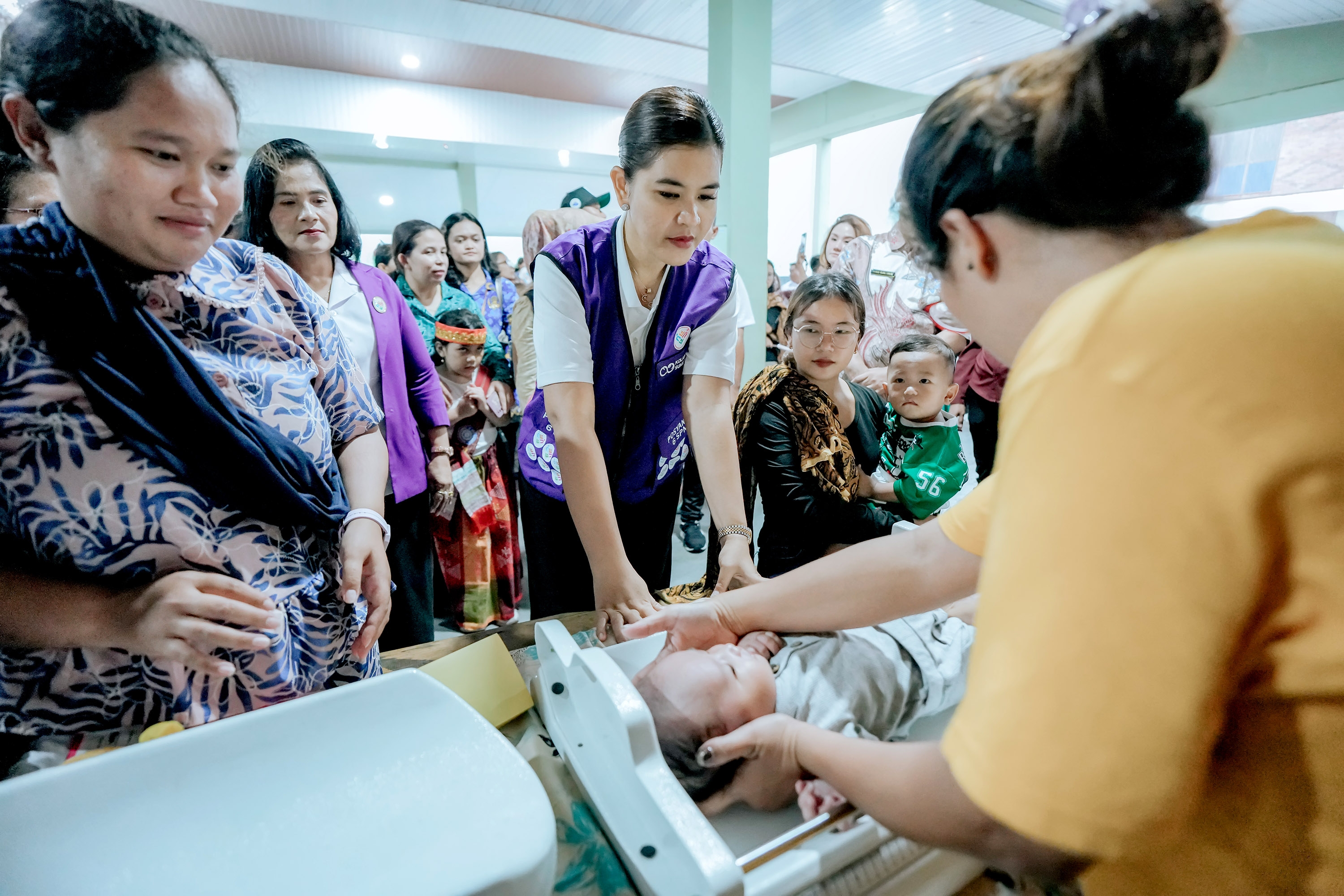 Kahiyang Ayu Pastikan Warga Tuk-Tuk Siadong Dapat Layanan Kesehatan Optimal Lewat Posyandu, Deempatbelas.com