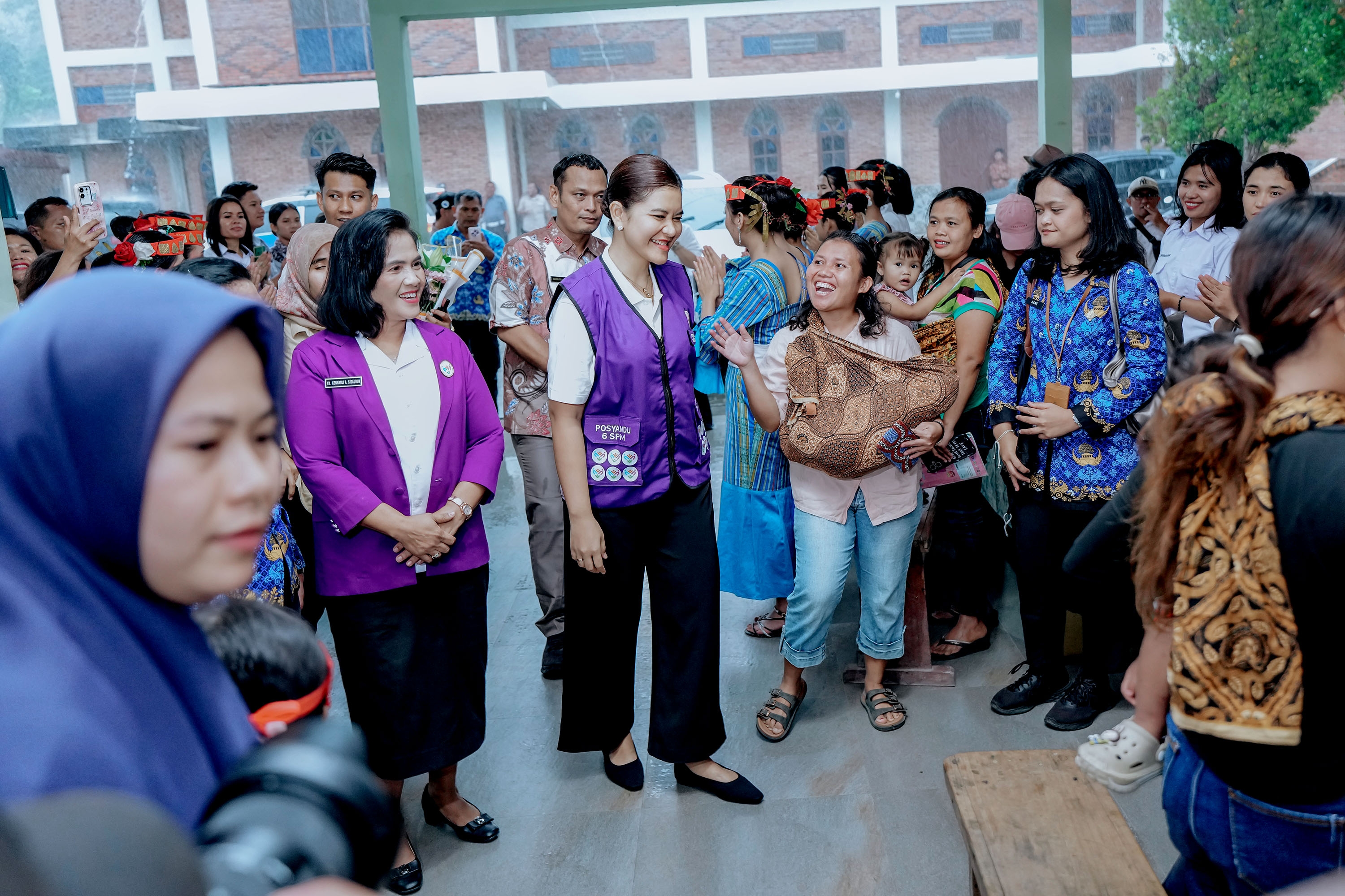 Kahiyang Ayu Pastikan Warga Tuk-Tuk Siadong Dapat Layanan Kesehatan Optimal Lewat Posyandu, Deempatbelas.com