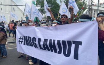 SAMPAIKAN PETISI KEPADA PRESIDEN, HAJI SURATMAN PIMPIN AKSI DAMAI DUKUNGAN MBG DILANJUTKAN SAMPAIKAN PETISI KEPADA PRESIDEN, HAJI SURATMAN PIMPIN AKSI DAMAI DUKUNGAN MBG DILANJUTKAN