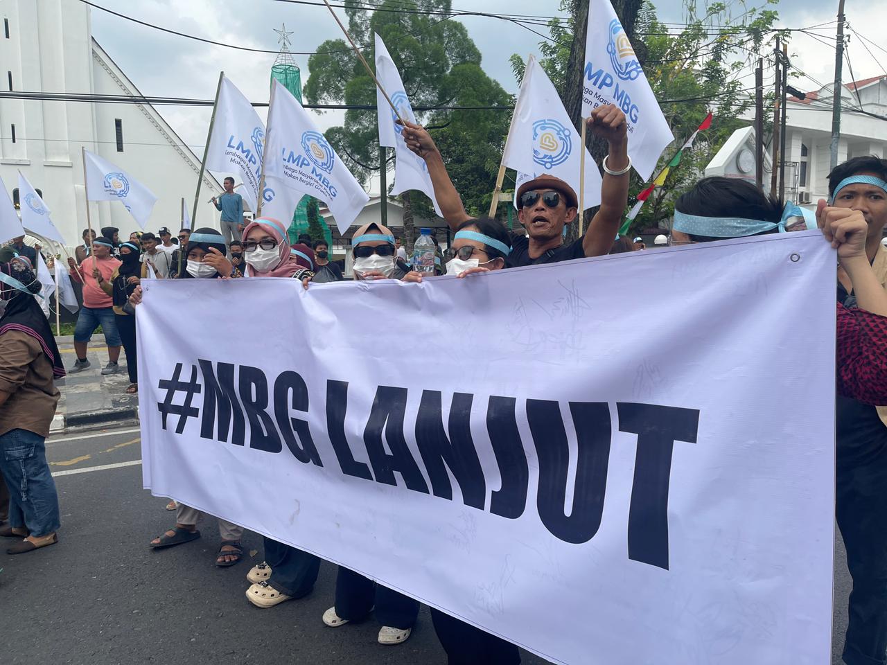 SAMPAIKAN PETISI KEPADA PRESIDEN, HAJI SURATMAN PIMPIN AKSI DAMAI DUKUNGAN MBG DILANJUTKAN SAMPAIKAN PETISI KEPADA PRESIDEN, HAJI SURATMAN PIMPIN AKSI DAMAI DUKUNGAN MBG DILANJUTKAN