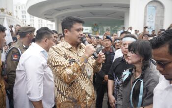 TEMUI MASSA PENDEMO, BOBBY NASUTION SEBUT MBG JADI KRITERIA ORTU PILIH SEKOLAH