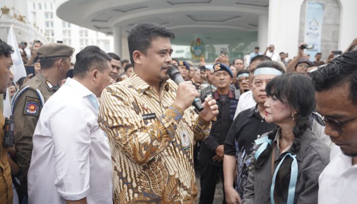 TEMUI MASSA PENDEMO, BOBBY NASUTION SEBUT MBG JADI KRITERIA ORTU PILIH SEKOLAH