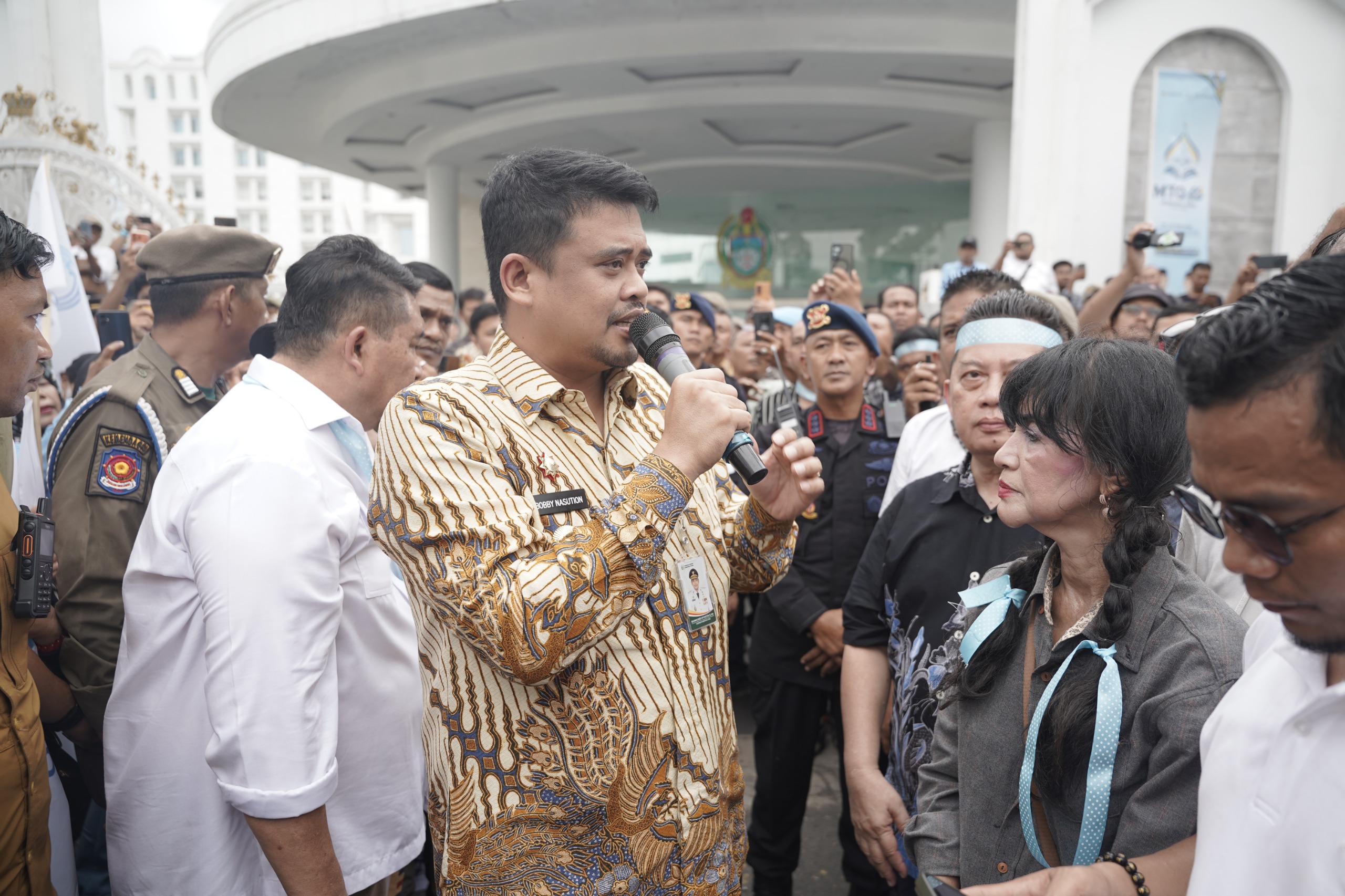 TEMUI MASSA PENDEMO, BOBBY NASUTION SEBUT MBG JADI KRITERIA ORTU PILIH SEKOLAH TEMUI MASSA PENDEMO, BOBBY NASUTION SEBUT MBG JADI KRITERIA ORTU PILIH SEKOLAH