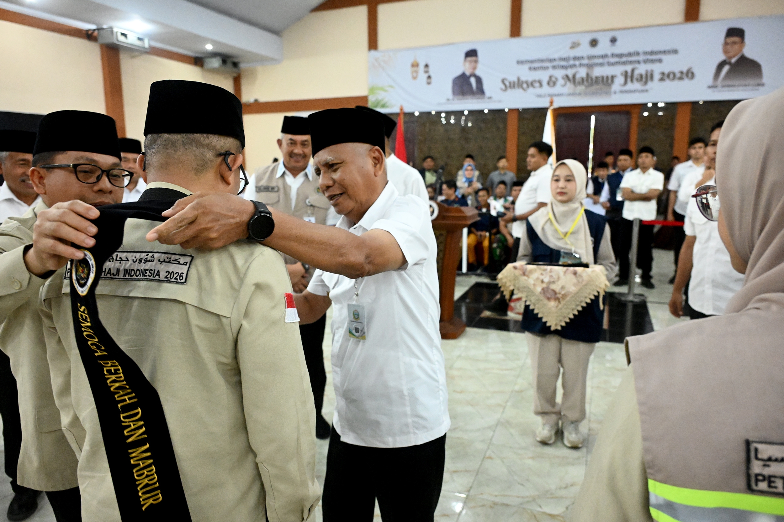 Sambut Kepulangan Kloter 2 Haji Sumut, Wagub Surya Apresiasi Petugas dan Harapkan Jemaah Jadi Teladan di Masyarakat, Deempatbelas.com