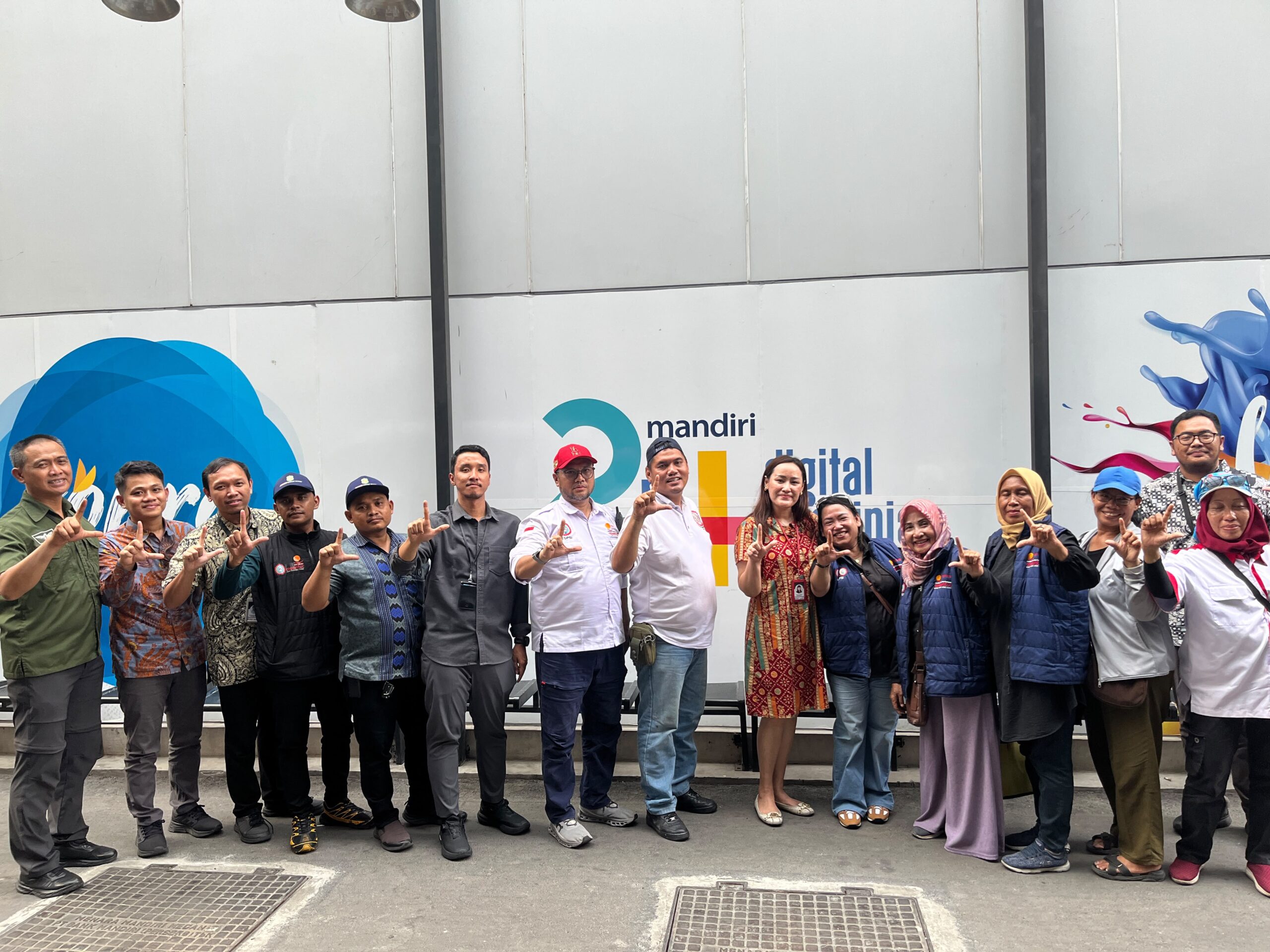 SEMPAT MENDATANGI MENARA MANDIRI, MASSA ORI DAN DPN PUAS USAI TERIMA PENJELASAN RESMI BANK MANDIRI TERKAIT PT TSI DAN PT BPSAT SEMPAT MENDATANGI MENARA MANDIRI, MASSA ORI DAN DPN PUAS USAI TERIMA PENJELASAN RESMI BANK MANDIRI TERKAIT PT TSI DAN PT BPSAT