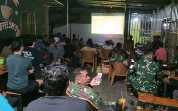 DANRAMIL 03/LIMA PULUH PERKUAT KEMANUNGGALAN TNI-RAKYAT LEWAT NOBAR PIALA DUNIA BERSAMA WARGA