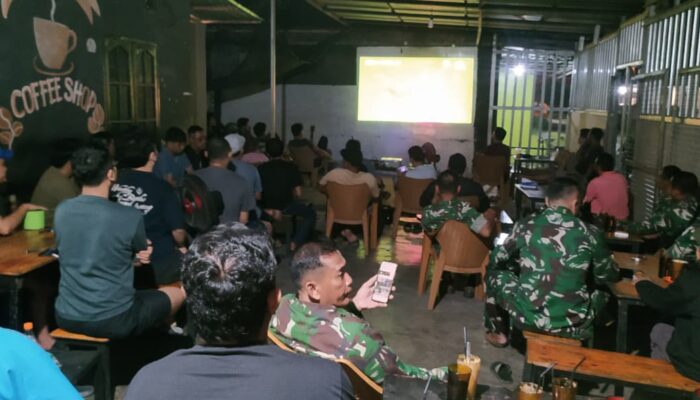 DANRAMIL 03/LIMA PULUH PERKUAT KEMANUNGGALAN TNI-RAKYAT LEWAT NOBAR PIALA DUNIA BERSAMA WARGA