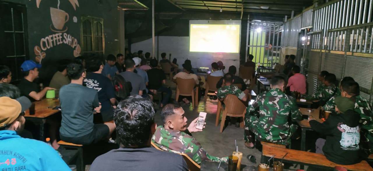 DANRAMIL 03/LIMA PULUH PERKUAT KEMANUNGGALAN TNI-RAKYAT LEWAT NOBAR PIALA DUNIA BERSAMA WARGA DANRAMIL 03/LIMA PULUH PERKUAT KEMANUNGGALAN TNI-RAKYAT LEWAT NOBAR PIALA DUNIA BERSAMA WARGA