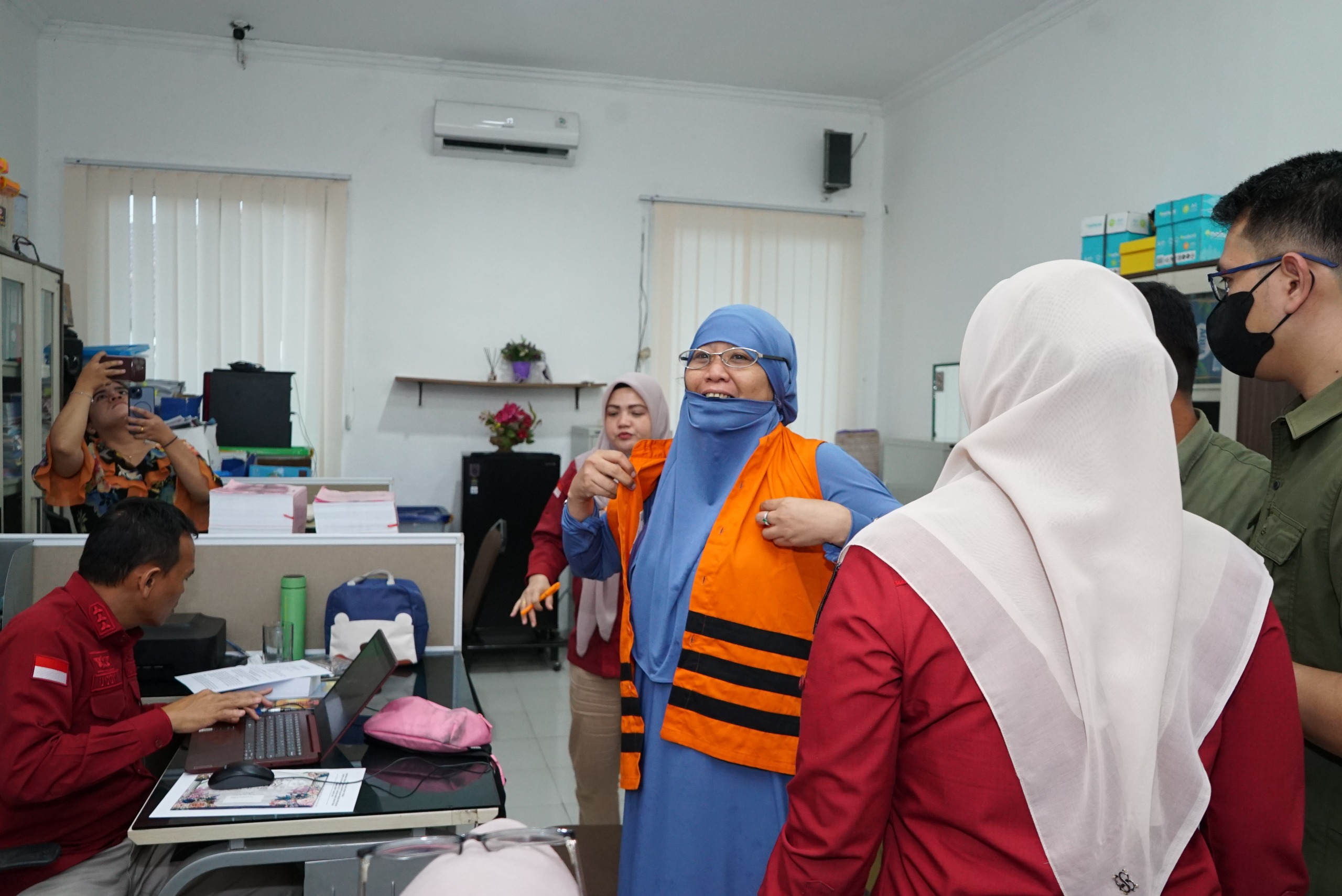 MENGHINDAR DARI PROSES HUKUM, TERSANGKA KORUPSI PENCAIRAN KREDIT PADA PT.BANK SUMUT FARAH HASMINA DITANGKAP OLEH TIM INTELIJEN KEJATI SUMUT DI JAKARTA MENGHINDAR DARI PROSES HUKUM, TERSANGKA KORUPSI PENCAIRAN KREDIT PADA PT.BANK SUMUT FARAH HASMINA DITANGKAP OLEH TIM INTELIJEN KEJATI SUMUT DI JAKARTA