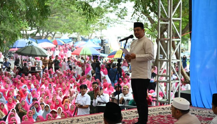 BOBBY NASUTION BERANGKATKAN 10 WARGA UMROH DAN SALURKAN ZAKAT ASN UNTUK BEDAH 10 RUMAH DI SERGAI