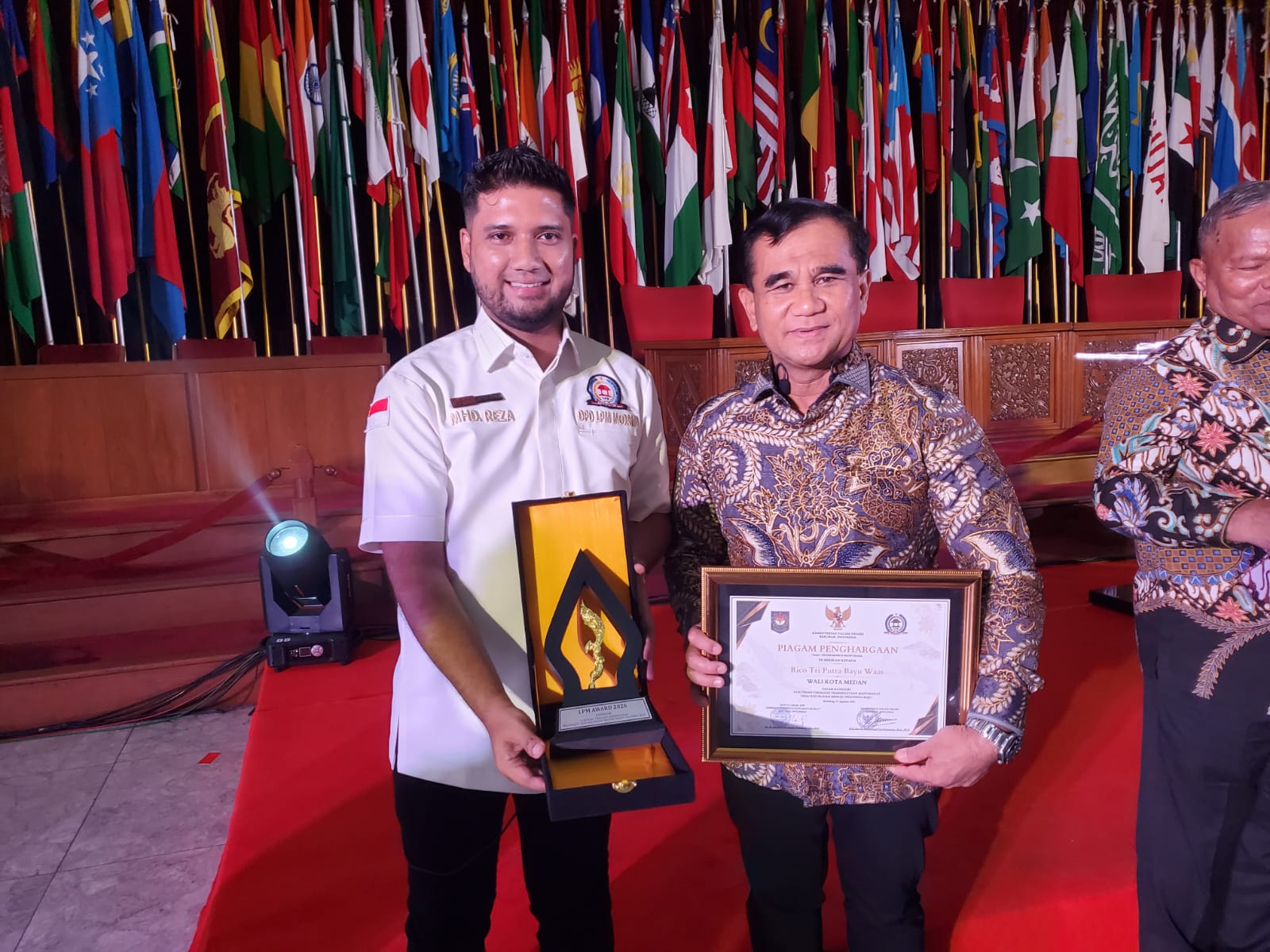 WALI KOTA MEDAN RAIH LPM AWARD 2026, DINILAI KOMITMEN DUKUNG PEMBERDAYAAN MASYARAKAT WALI KOTA MEDAN RAIH LPM AWARD 2026, DINILAI KOMITMEN DUKUNG PEMBERDAYAAN MASYARAKAT
