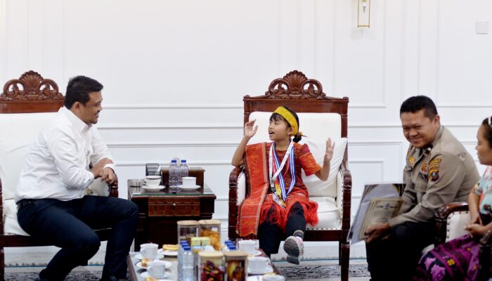 CAROLINE NABABAN, SISWI SD PERAIH EMAS OLIMPIADE ASIA DIHADIAHI GUBERNUR BEASISWA HINGGA RUMAH